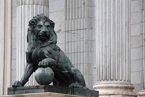 ¿SABÍAS QUE LOS LEONES DEL CONGRESO SON CAÑONES FUNDIDOS DE MARROQUÍES QUE HABÍAN ASALTADO CEUTA?
